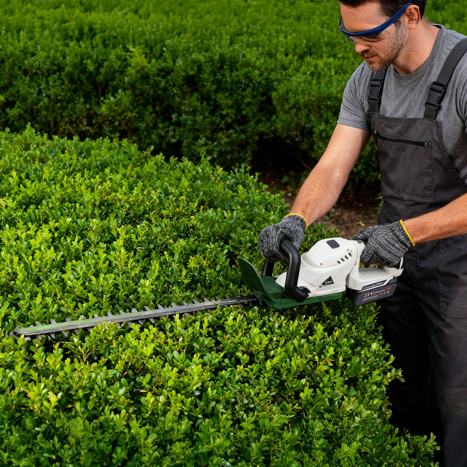 20in Cordless Hedge Trimmer For Spring Garden 21V Handheld Bush Trimmer Electric Grass Shrub Trimmer With Dual Action Blades 0.6in Cutting Diameter Safety Lock 90 Degree Adjustable Handle For Spring